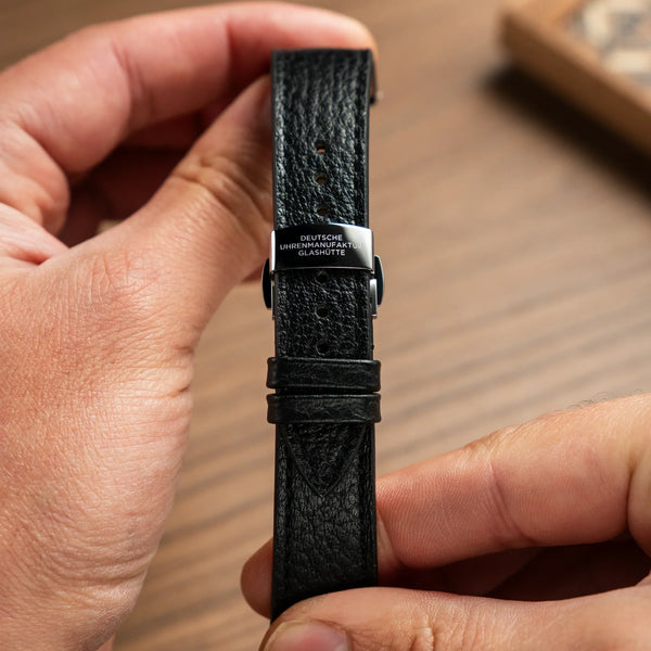 DUG Faltschließe mit graviertem Logo am Echtlederarmband – Detailaufnahme