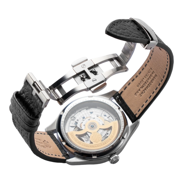 DUG Echtlederarmband Schwarz mit geöffneter Faltschließe an einer Purist